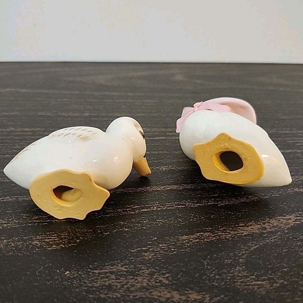 2 Vintage ceramic duck W Bonnet figurine - Picture 6 of 8